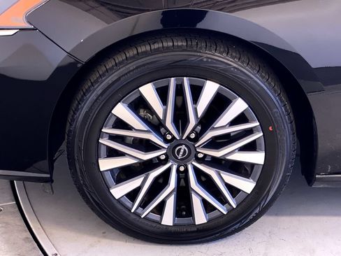 Used 2025 Nissan Altima 2.5 SV FWD image 12