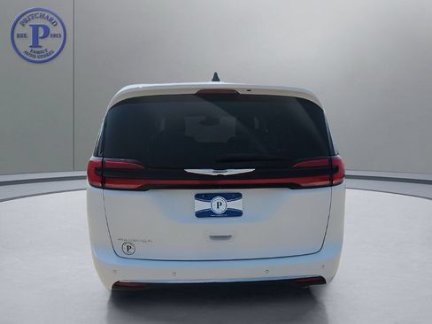 Used 2023 Chrysler Pacifica Touring-L FWD image 7