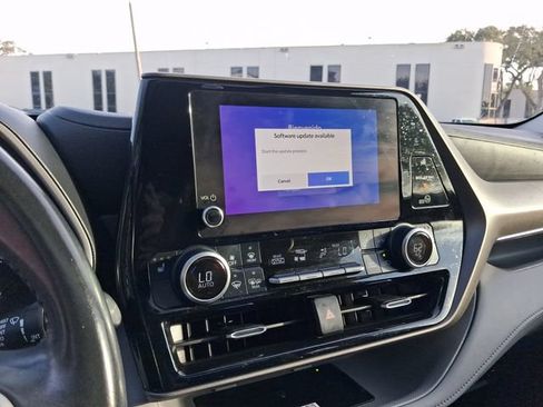 Used 2023 Toyota Highlander XLE FWD image 20