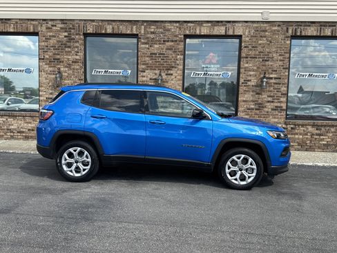 Used 2025 Jeep Compass Latitude AWD/4WD image 6