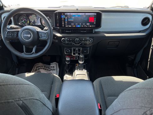 Used 2024 Jeep Wrangler Unlimited AWD/4WD image 28