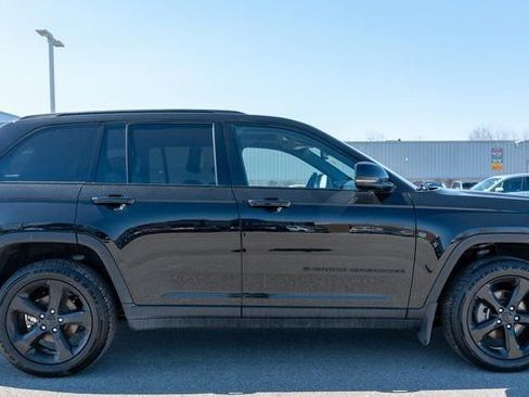 Used 2023 Jeep Grand Cherokee Altitude AWD/4WD image 5