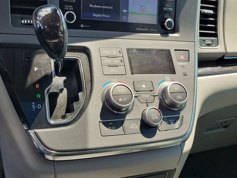 Used 2019 Toyota Sienna XLE w/ XLE Navigation Package FWD image 28