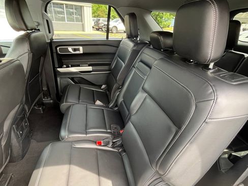 Used 2024 Ford Explorer XLT w/ Equipment Group 202A RWD image 17