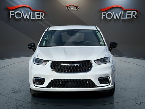 Used 2024 Chrysler Pacifica Touring-L FWD image 8