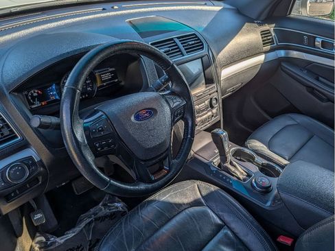 Used 2017 Ford Explorer XLT w/ Equipment Group 202A AWD/4WD image 14