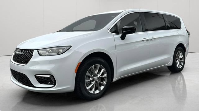 New 2025 Chrysler Pacifica Select AWD/4WD image 10