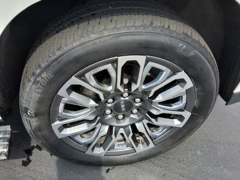 Used 2024 GMC Yukon Denali Ultimate AWD/4WD image 9