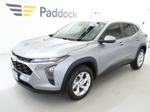 Used 2024 Chevrolet Trax LS w/ LS Convenience Package FWD image 3