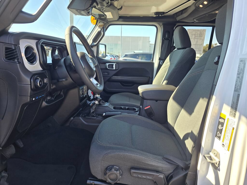 Used 2024 Jeep Wrangler Unlimited Sahara AWD/4WD image 21