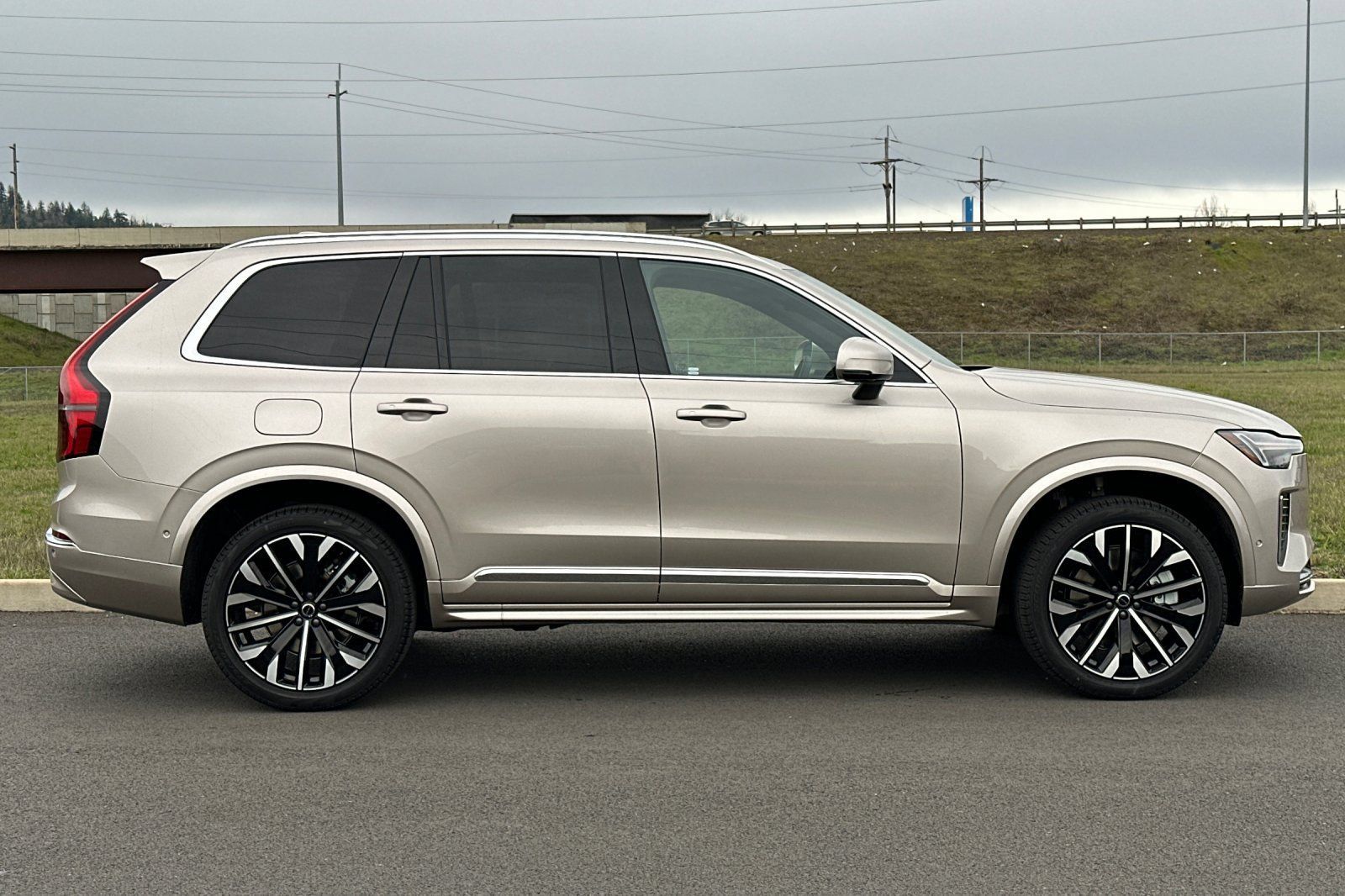 New 2026 Volvo XC90 T8 Plus w/ Protection Package Premier AWD/4WD image 2