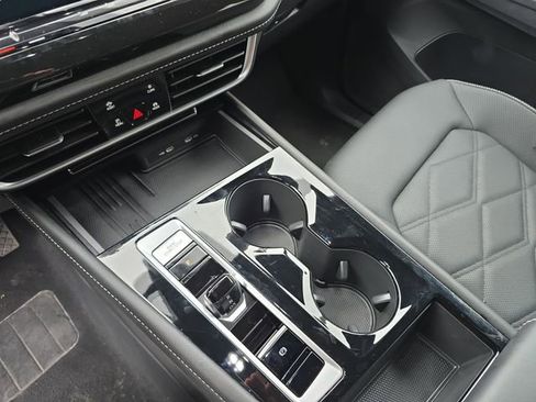 Used 2025 Volkswagen Atlas Cross Sport SE image 28