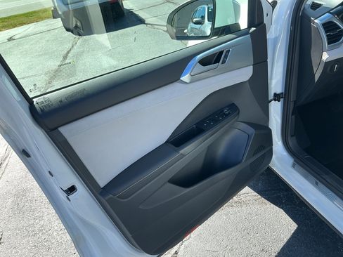 Certified 2025 Volkswagen Taos SE image 36