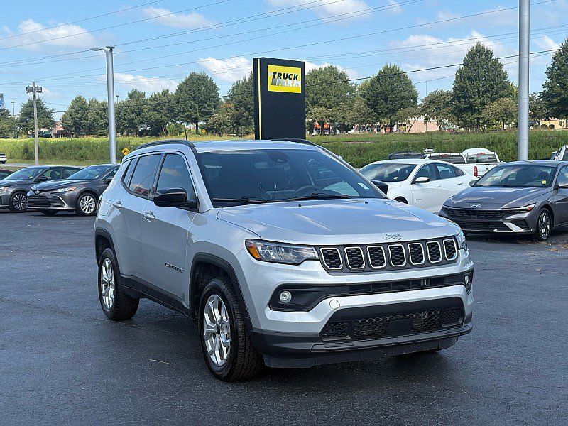 Used 2025 Jeep Compass Latitude AWD/4WD image 2