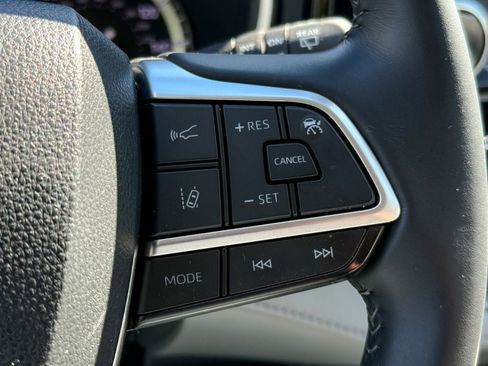 Used 2022 Toyota Highlander XLE image 26