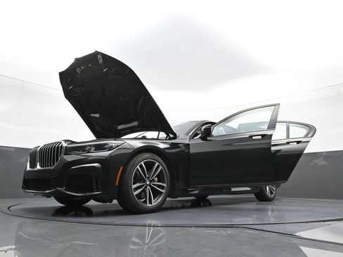Used 2022 BMW 740i xDrive w/ M Sport Package image 40