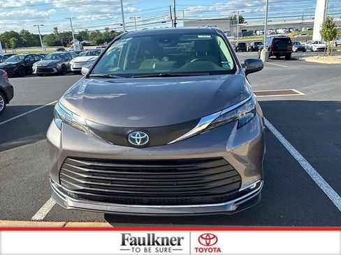 Used 2024 Toyota Sienna XLE AWD/4WD image 18