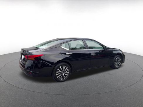 Used 2025 Nissan Altima 2.5 SV FWD image 12