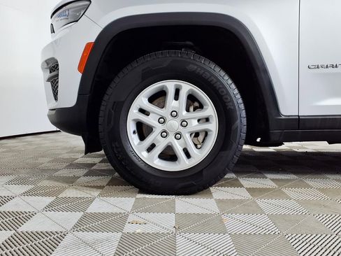 Used 2023 Jeep Grand Cherokee Laredo AWD/4WD image 7