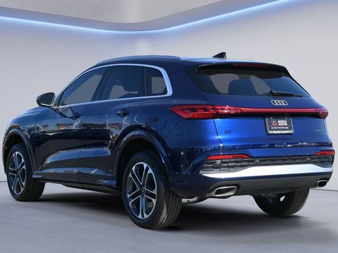Certified 2025 Audi Q5 Premium w/ Convenience Package AWD/4WD image 4