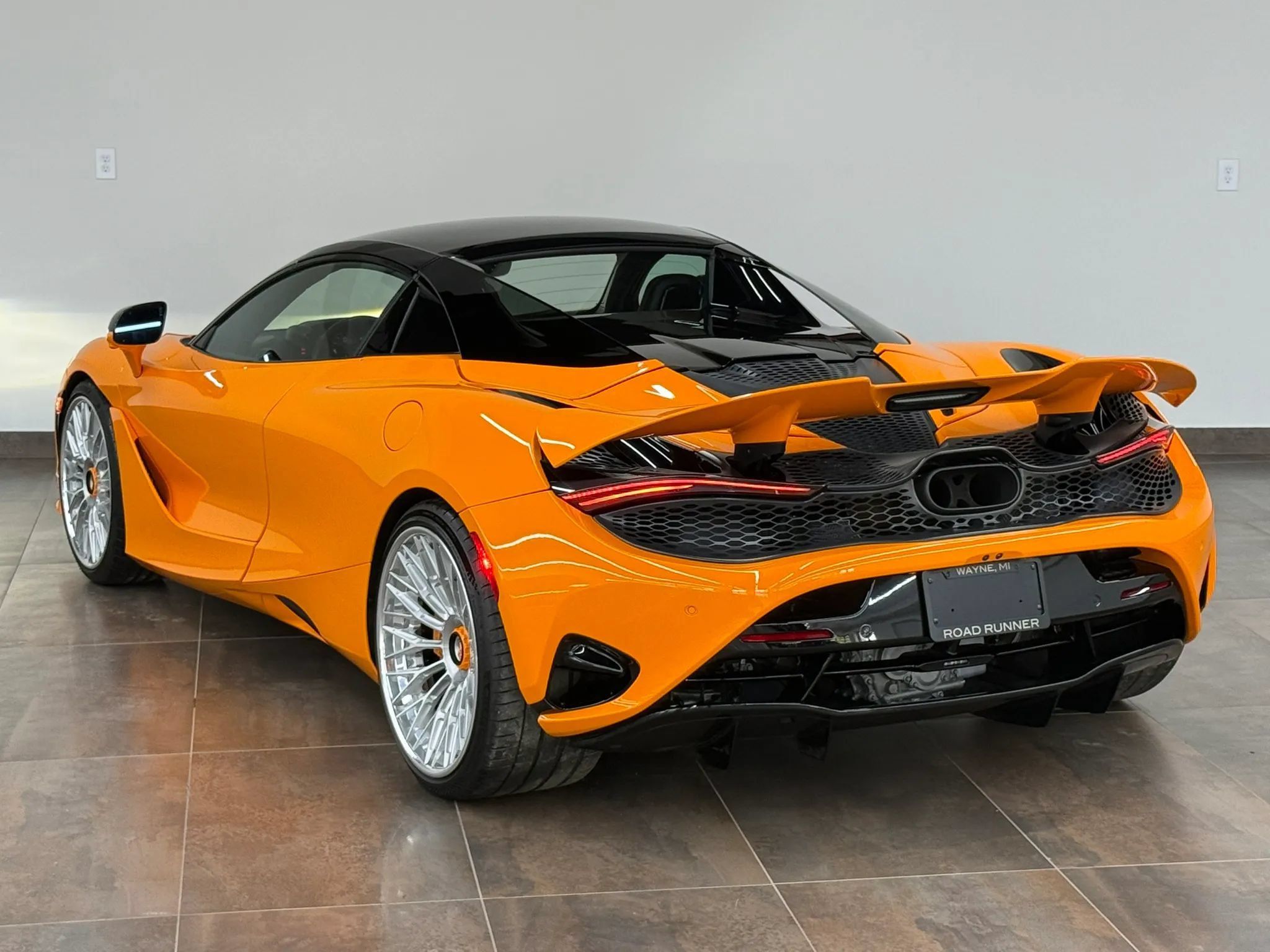 Used 2025 McLaren 750S Spider RWD image 13