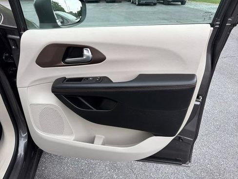 Used 2017 Chrysler Pacifica LX FWD image 21