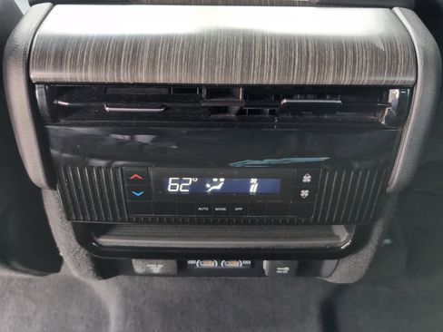Used 2024 Jeep Wagoneer L Series II w/ Flexible Seating Group AWD/4WD image 38