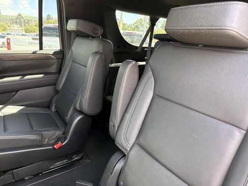 Used 2023 Chevrolet Suburban Z71 w/ Luxury Package AWD/4WD image 14