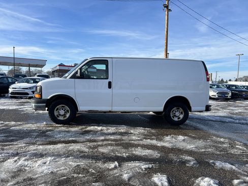 Used 2017 Chevrolet Express 3500 Work Van image 4