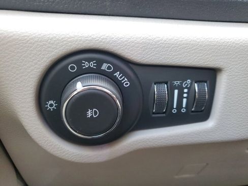 Used 2024 Chrysler Pacifica Select image 27