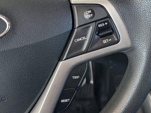 Used 2012 Hyundai Veloster FWD image 15