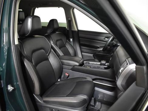 Certified 2024 Nissan Pathfinder SL w/ Black Appearance Package image 38