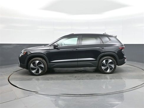 Certified 2025 Volkswagen Taos SE w/ Panoramic Sunroof Package image 4