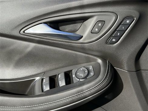 Used 2025 Buick Encore GX Avenir image 21