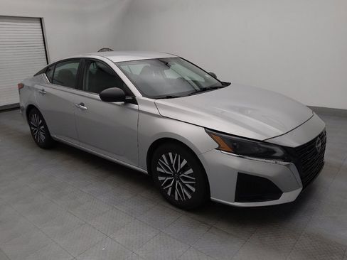 Used 2024 Nissan Altima 2.5 SV image 11