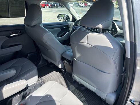 Used 2023 Toyota Highlander XLE FWD image 22