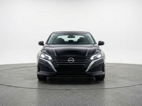 Used 2025 Nissan Altima 2.5 SV image 2