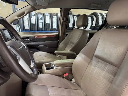 Used 2015 Chrysler Town & Country Touring-L w/ Driver Convenience Group image 5