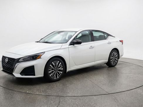 Used 2025 Nissan Altima 2.5 SV FWD image 3