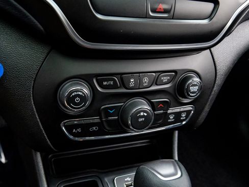 Used 2019 Jeep Cherokee Latitude w/ Cold Weather Group FWD image 18