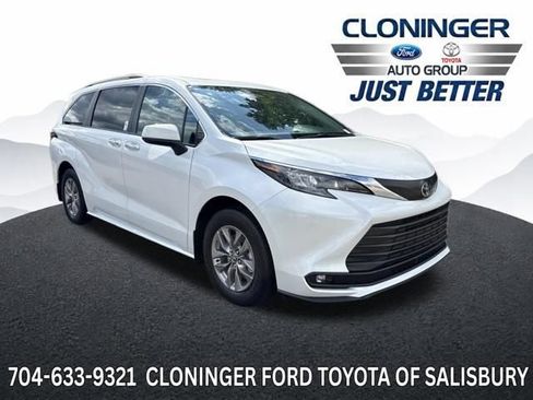 Used 2026 Toyota Sienna XLE FWD image 1
