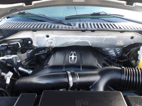 Used 2017 Lincoln Navigator Select image 28