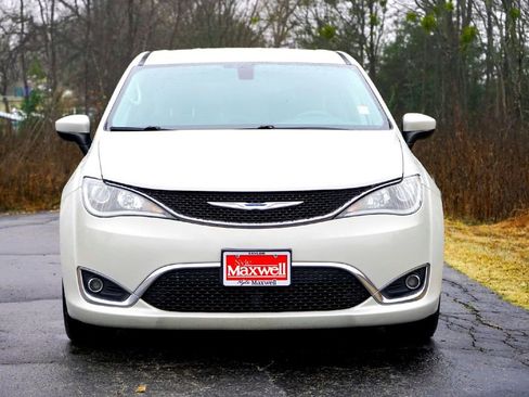 Used 2017 Chrysler Pacifica Touring Plus w/ Tire & Wheel Group image 4