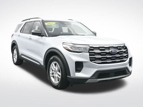 Used 2025 Ford Explorer Active image 3