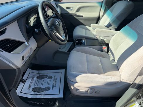 Used 2016 Toyota Sienna LE image 12