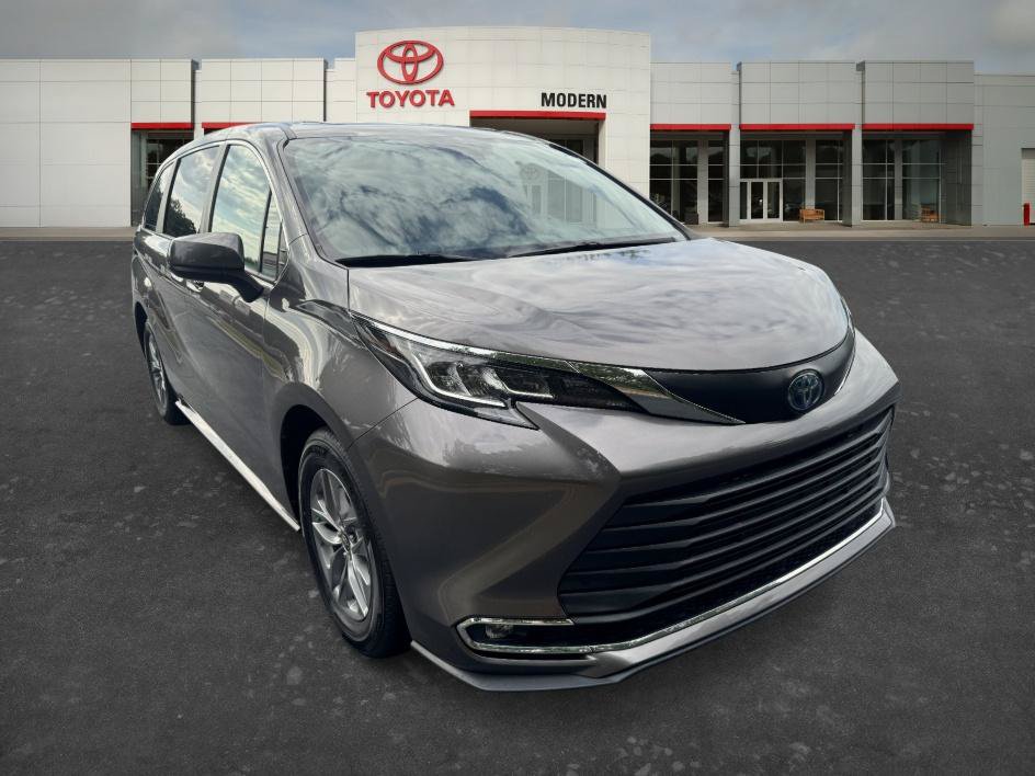 Certified 2022 Toyota Sienna XLE FWD image 3