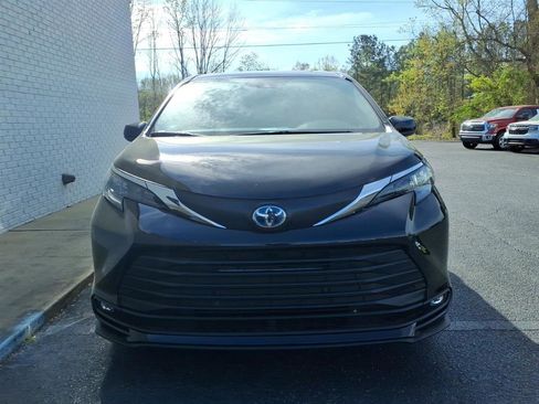 Used 2025 Toyota Sienna XLE FWD image 2