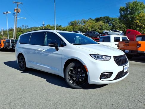 New 2026 Chrysler Pacifica Select w/ S Appearance Package image 2