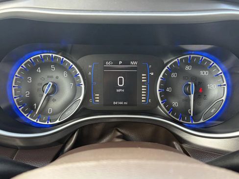 Used 2018 Chrysler Pacifica Touring-L FWD image 19