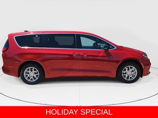 New 2025 Chrysler Pacifica Select video 2